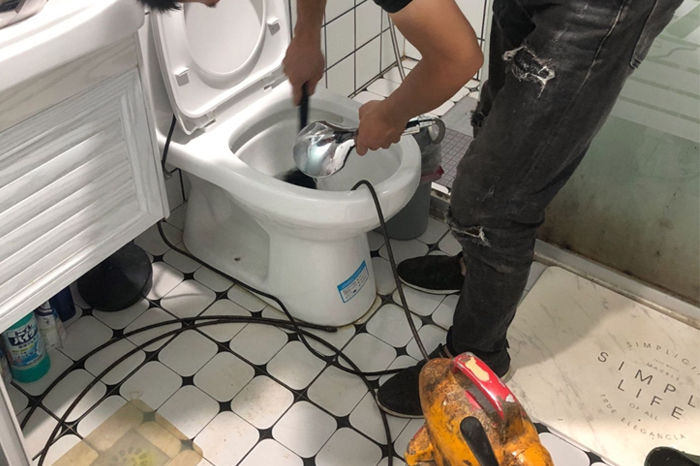 新华镇疏通下水道