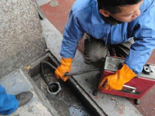 新华镇疏通下水道