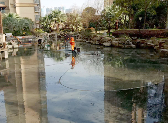 新华镇景观池淤泥清理