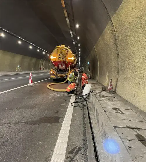 新华镇隧道排水渠清淤